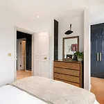 Modern Flat In Notting Hill
